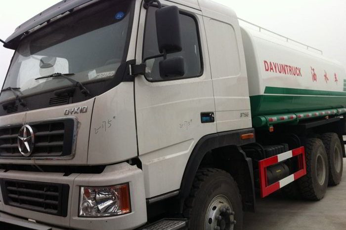 camion cisterna DMC de 5000 Galones vibrorex 700x466 - CAMIONES CISTERNAS DE 5 MIL GALONES